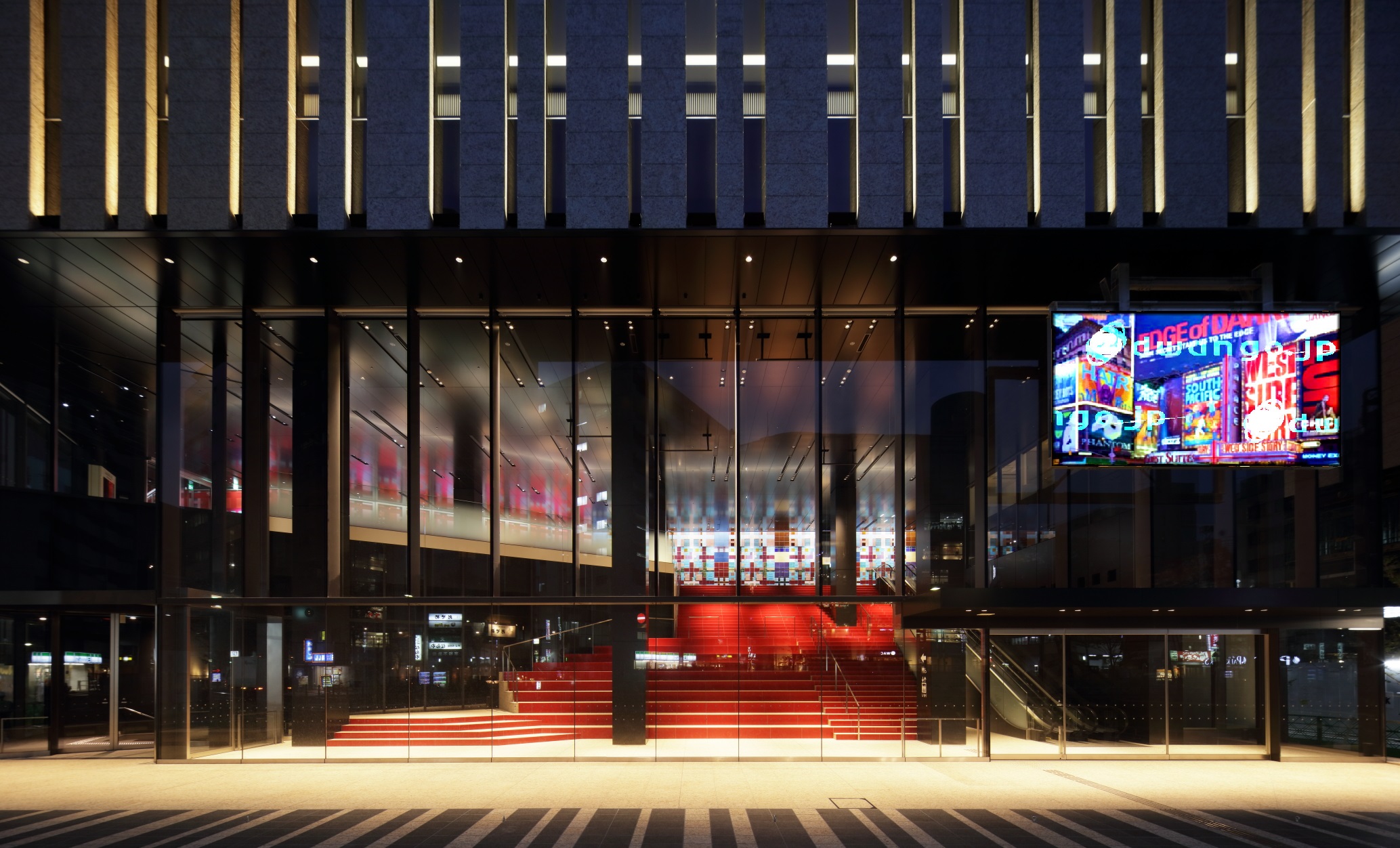 東京建物-Brillia-HALL正面入口からみた250インチLEDビジョン